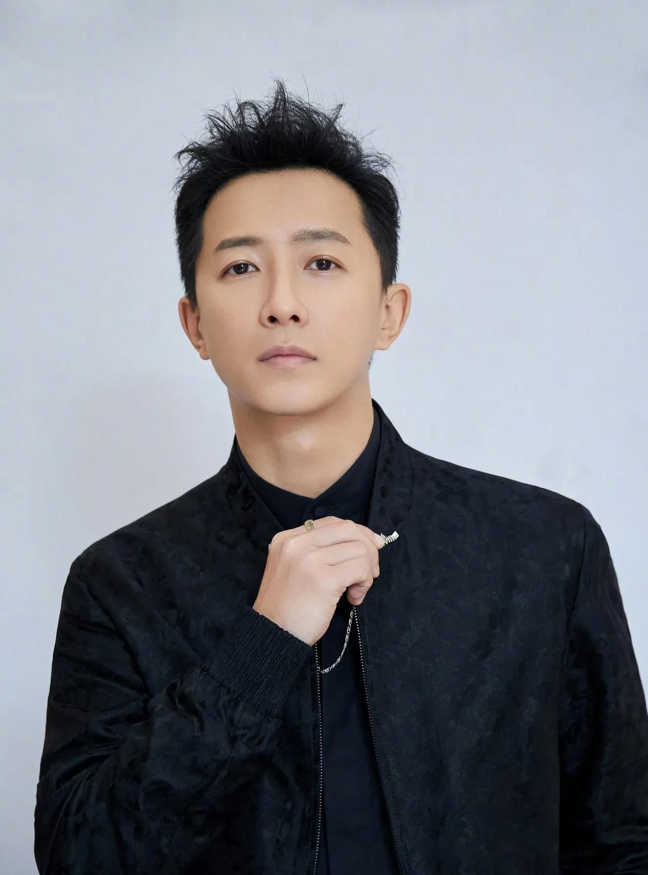 韩庚说，结婚，我会选一个年纪比自己小的。年轻的时候，很多男孩可能喜欢比自己成熟的