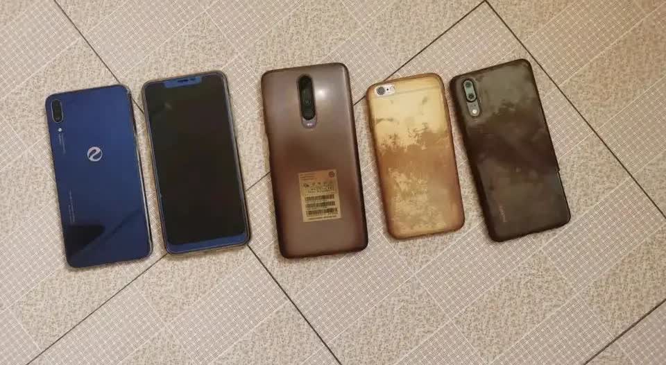 家里翻出来的旧手机，还有利用价值吗？

右边两个是华为P20和iphone6