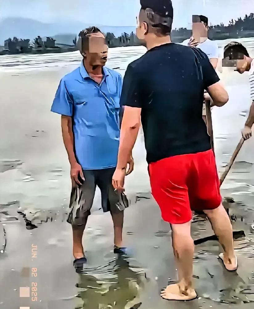 阳江：大爷承包海底，不让游客赶海，引发争执。



在阳江的一片海滩上，一位年长