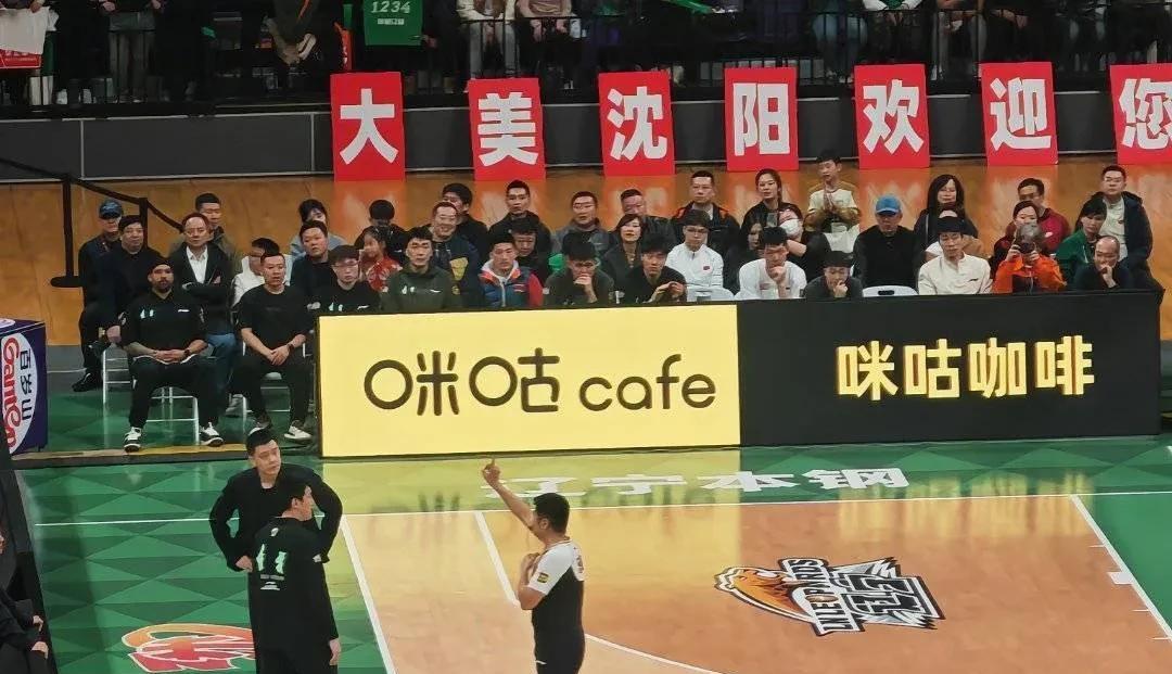杨鸣是儒帅，也被裁判逼急眼了！在沈阳主场，硬是被吹成客场待遇，对准玄冥二老使劲吹