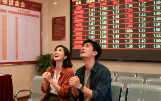 老公打算给嫂子买房，我未吵闹直接挂失银行卡，当晚嫂子就炫耀：你老公用你的钱给我全款买了三室两厅