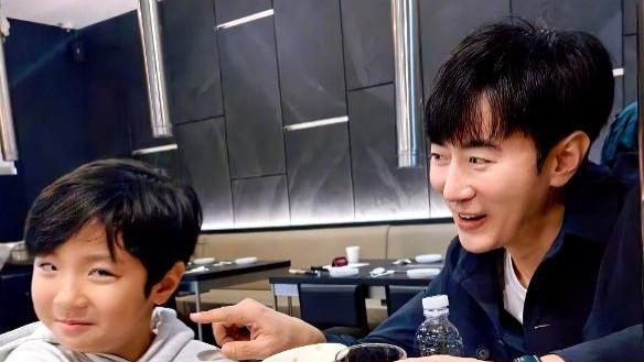 蔡琳生病，7岁儿子给喂药测体温，有个暖心的儿子比有老公还幸福