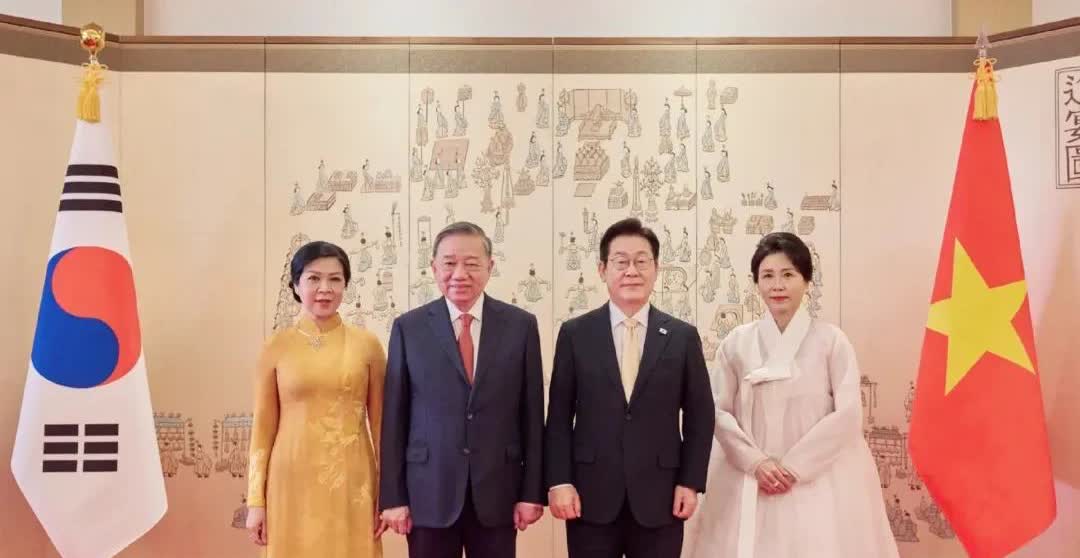 苏林访问韩国，两国第一夫人在仪态方面，金惠景满分。
无论是站着的时候，还是坐着