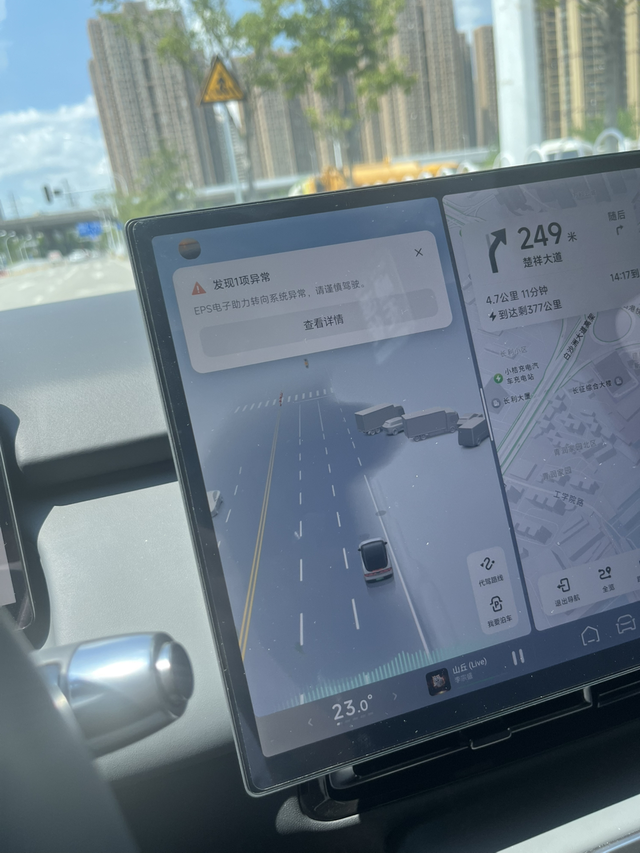 方向机故障方向盘锁死
去年年底提的车，平时开的少，出差一个月回来，刚从地库出来几