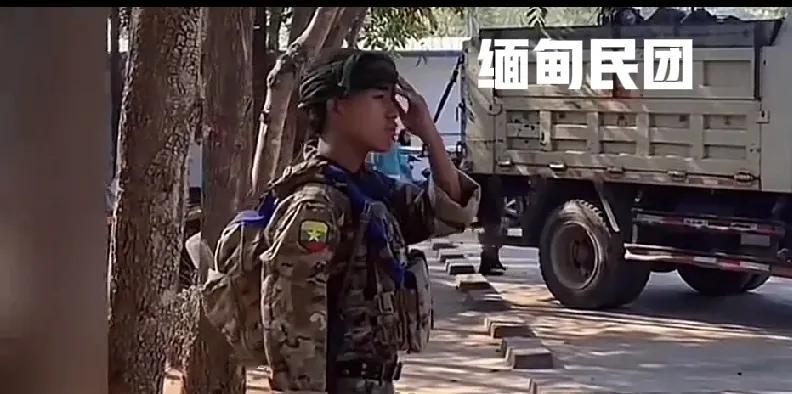 缅甸这里两个敌对武装都喜欢搞这个生意，当地群众头大了！
在这个实皆省的蒙育佤，亲