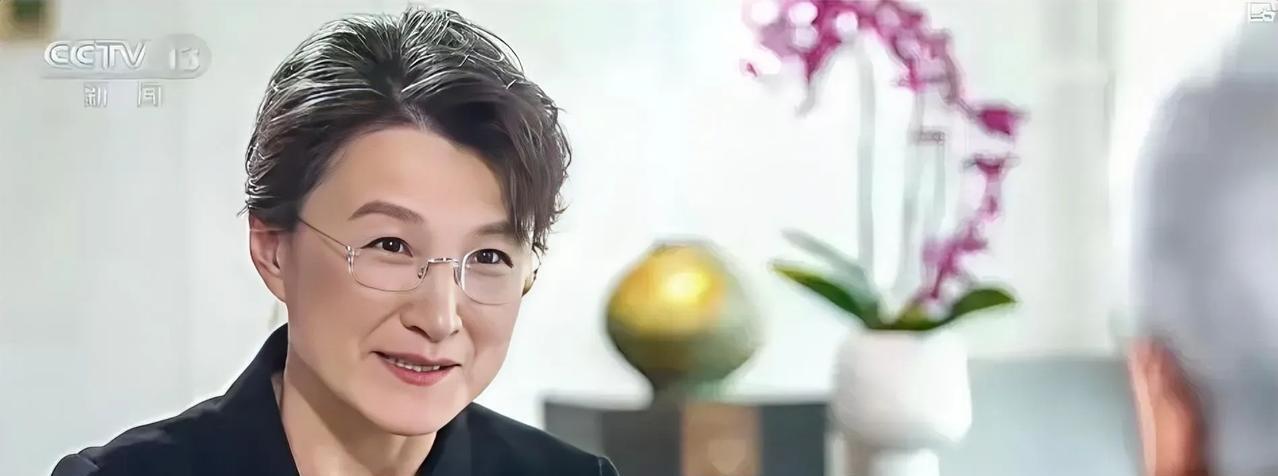 董倩的英语让黄仁勋坐直了腰板。  
2025年7月20日那晚的开场一声Hello