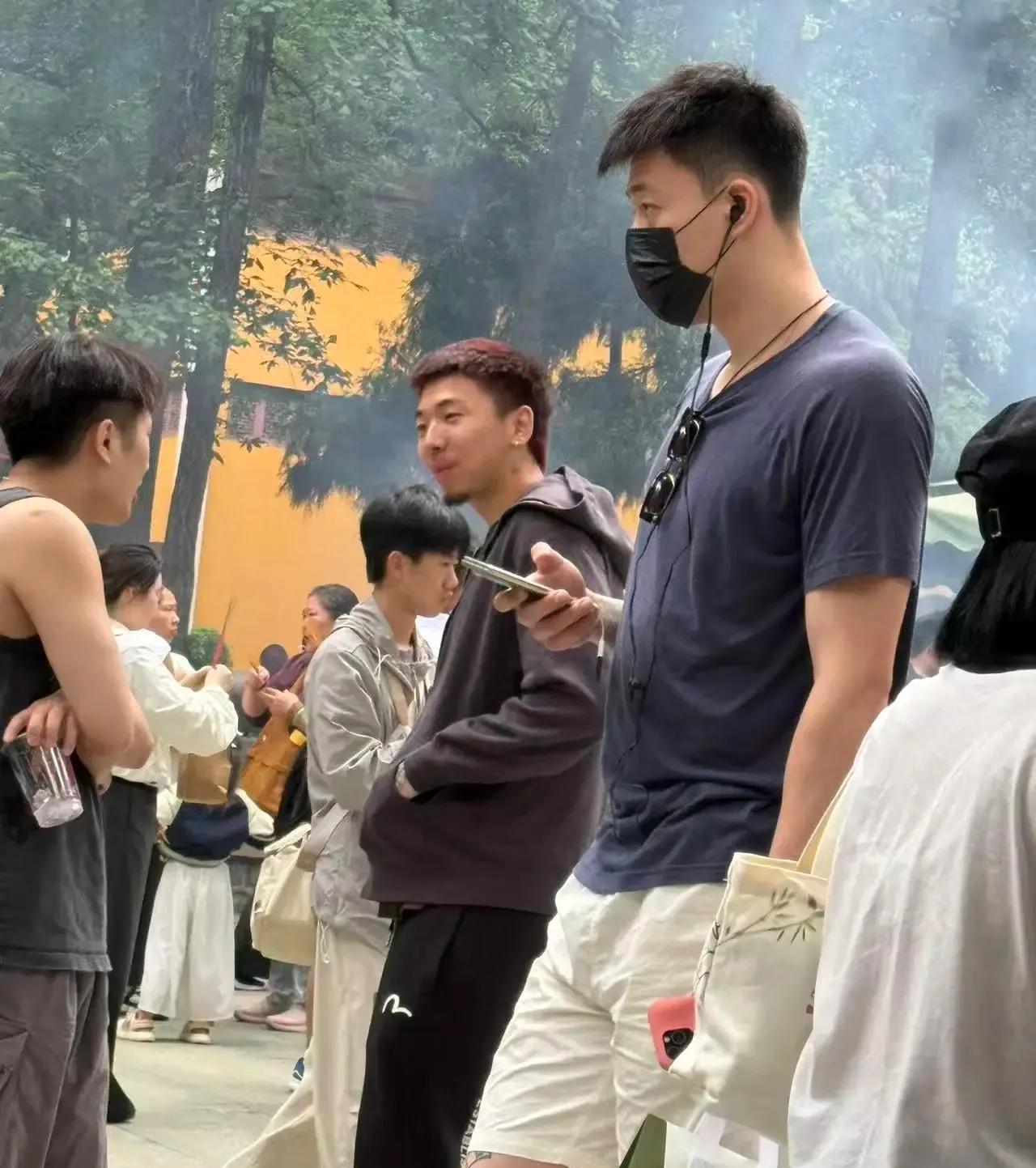 有球迷偶遇张镇麟也去杭州寺庙拜佛了，球迷猜测或许看广厦集体拜神起到作用拿到了冠军