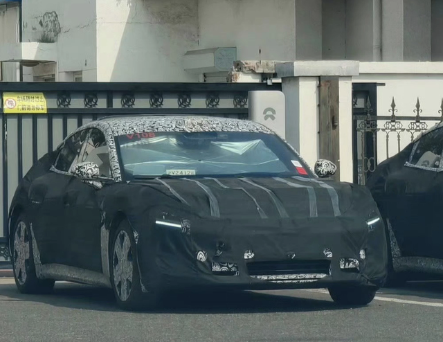 小米汽车最新谍照图
车头进气口伪装布去了，可以看下进气还是挺大的范围