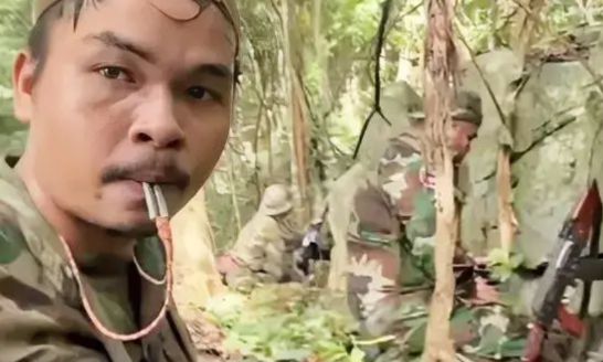 柬埔寨士兵展示自己的护身符，据说拥有护身符可以驱邪避灾，士兵以自己是高棉人地而感
