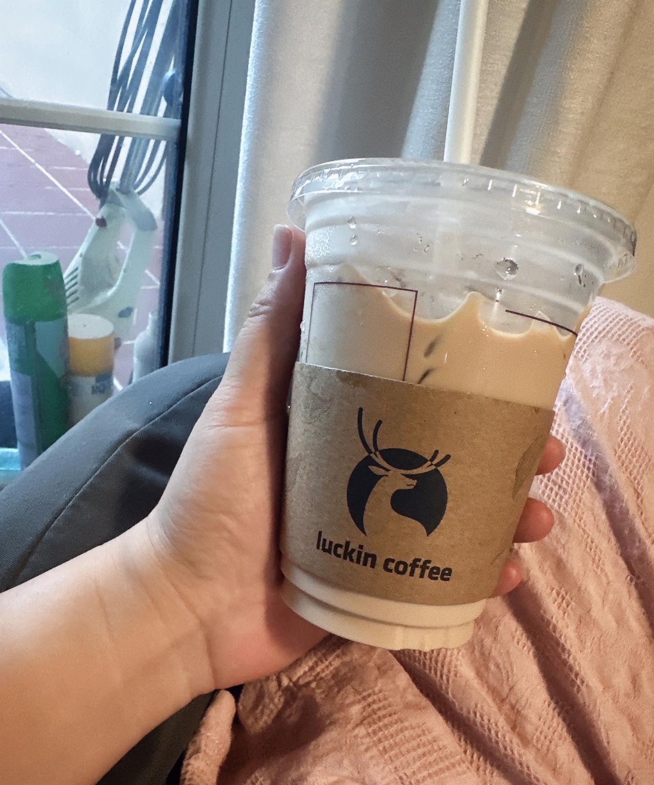 点了一杯冰咖啡，清醒一下。
看出来这段时间来青岛旅游的多了，今天的包裹里有一部分