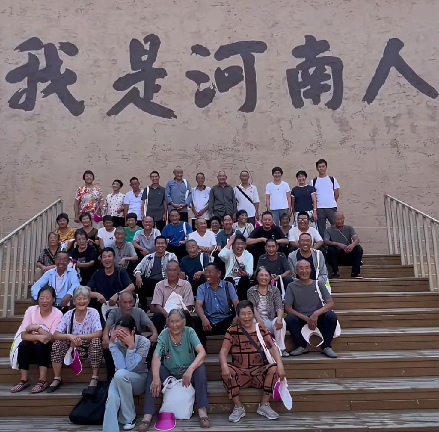 从一点点最普通的细节中完全可以赤裸裸地看出来这就是农民的素质。
文文静静，柔柔弱