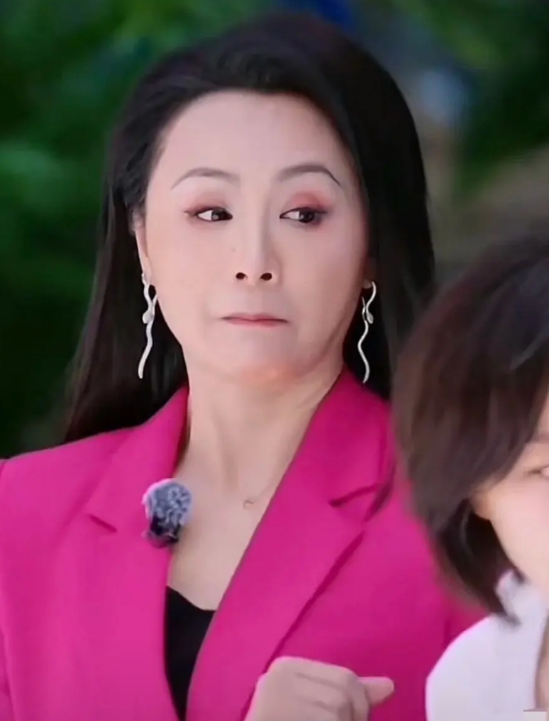 曹颖给所有人都上了一课
会哭的孩子有奶吃
50岁的她，在浪姐上被喷的体无完肤，主