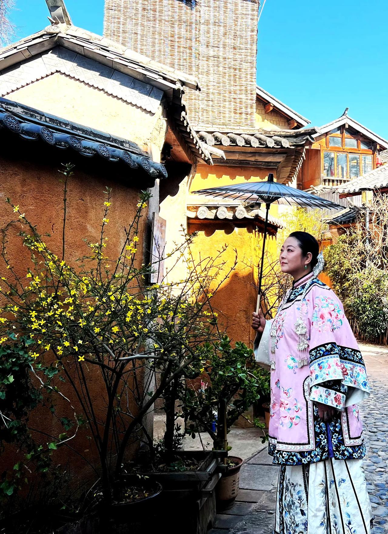 她曾经是最美的农村妇女演员，40多岁演少女都不招恨！后来还嫁给了著名导演，夫妻恩