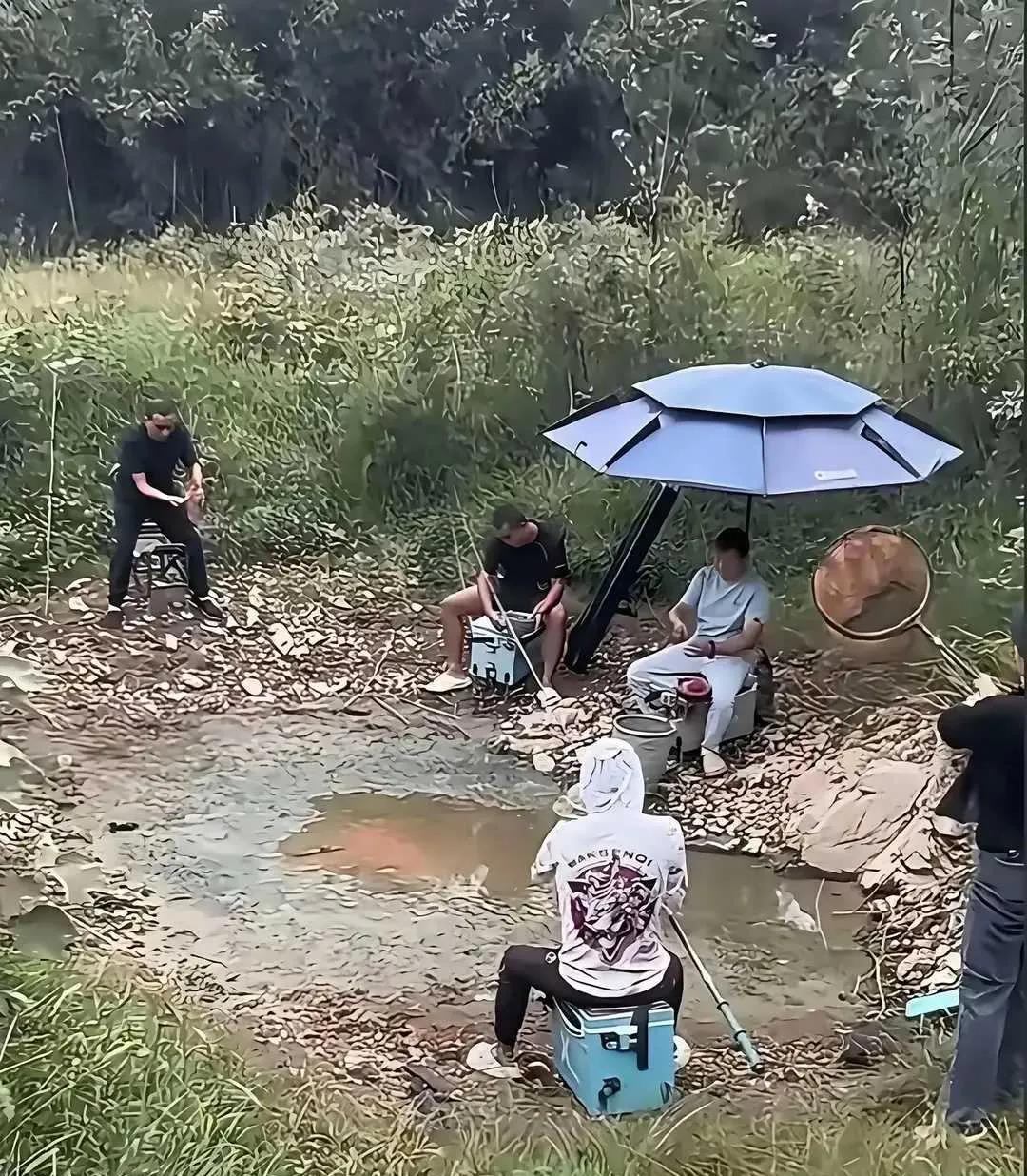 老公叫我去给他送饭，来到这里差点傻眼了！这是钓鱼的吗？