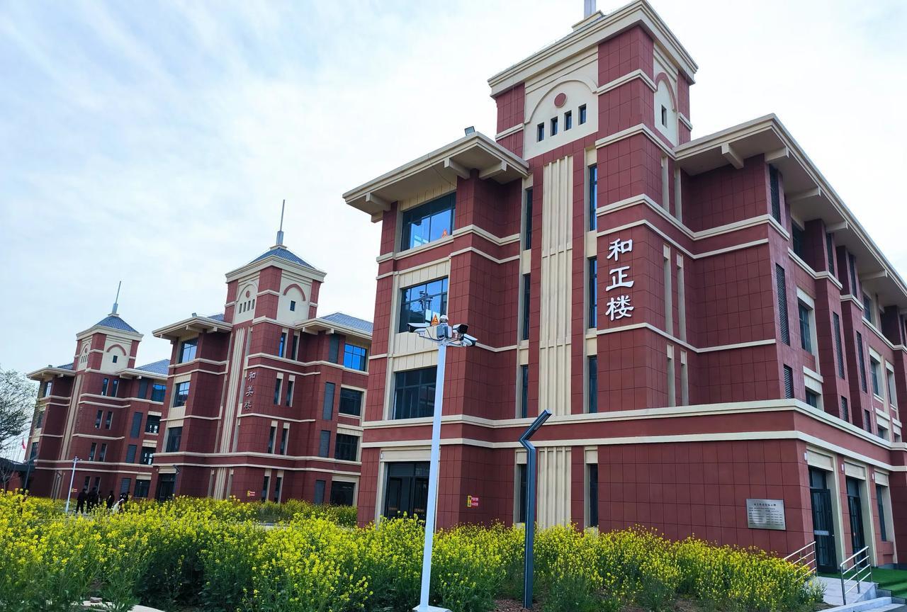 你愿意任教你自己不擅长的学科吗？
每年暑假开始安排任课往往特别困难。主要原因在于