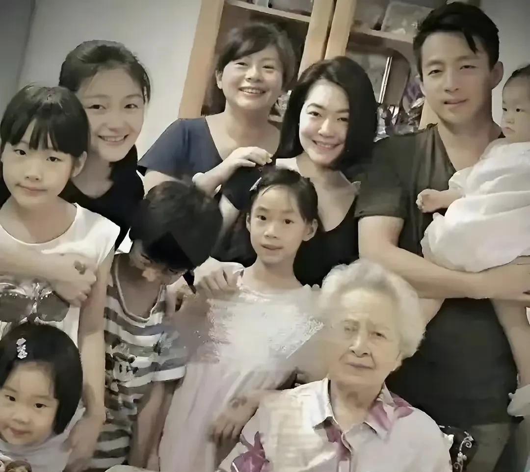 黄妈，劝你回头是岸！
徐家明明是有妈妈，有姐姐，却让家里的二女儿承担所有，养全家