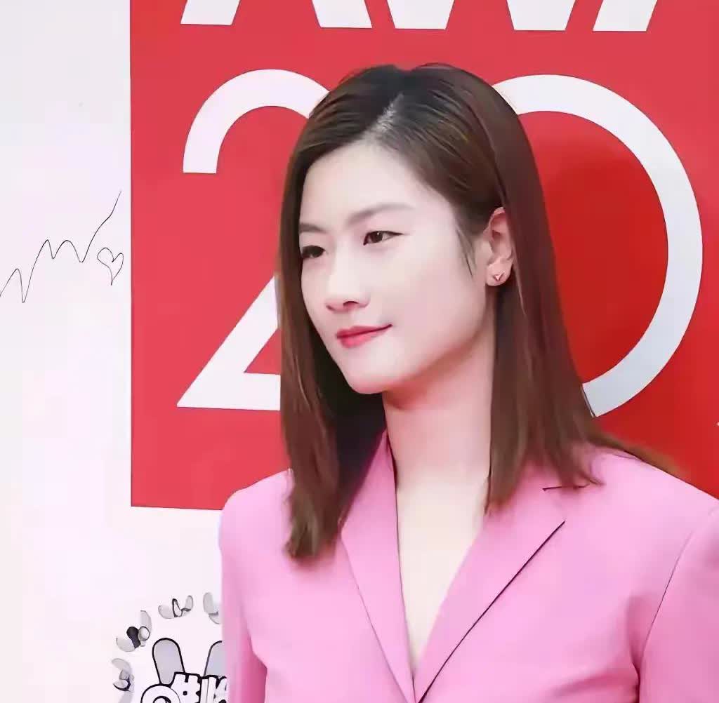 小老乡丁宁留起长发很漂亮。有很多网友拿她和陈梦对比。有网友说 丁宁比陈梦漂亮多了