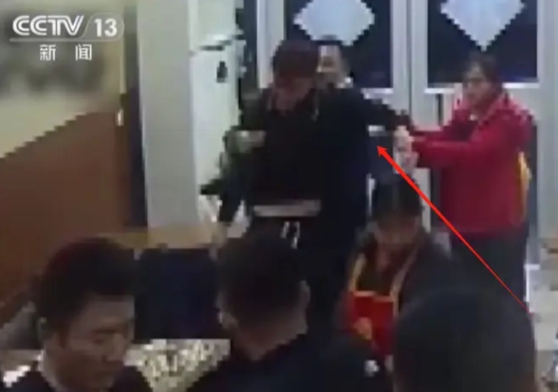 山东淄博，有个饭店，女老板张女士勤勤恳恳经营着。当天晚上店里来了个醉醺醺的男顾客