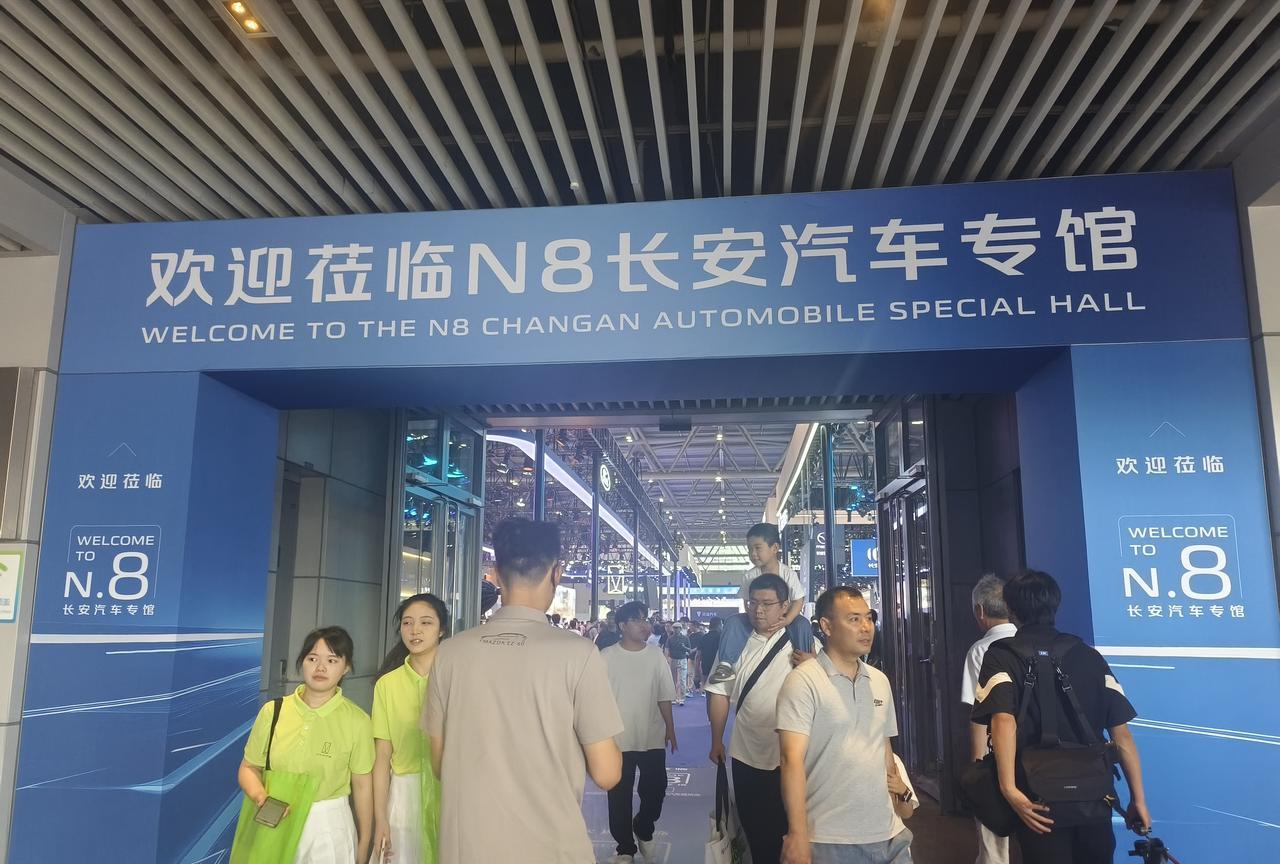 2025重庆车展，主场作战的长安汽车直接包下了一整个N8馆，面积达8000㎡，旗