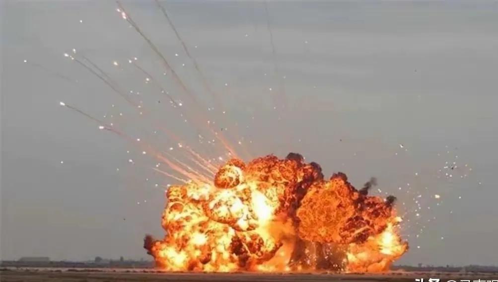 美国向中国周边大举增兵，我方有大动作，非核氢弹实试爆成功