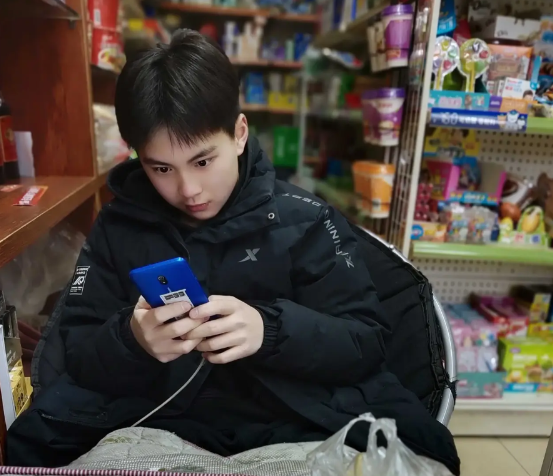儿子的身高已达到遗传极限，已经满了十八岁，应该再无长高的可能了。

由于要参加春