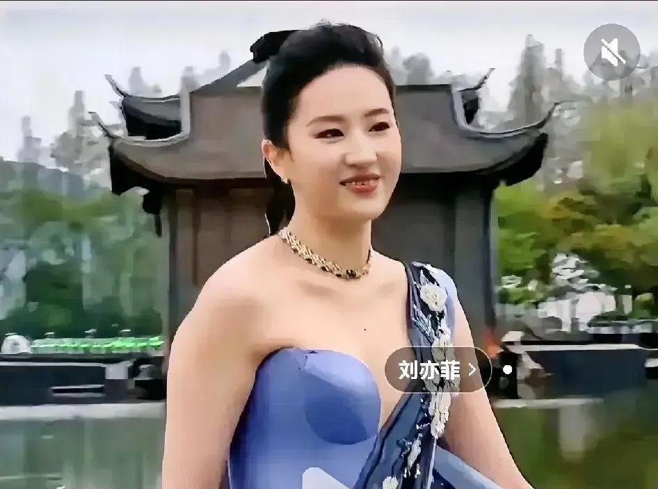 刚刷到的，这不是胖…，是壮和松吧[黑线]？有网友说有点像巩俐，我想巩俐肯定不愿意