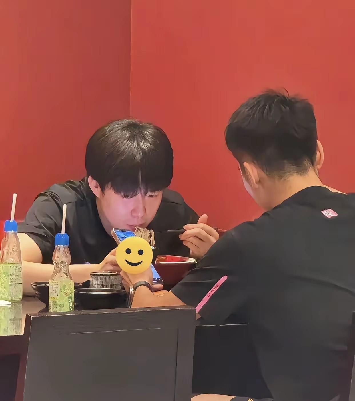 和小牛在澳门吃面的王楚钦，可能是因为北方人的缘故，发现楚钦很爱吃面。
由于过敏体