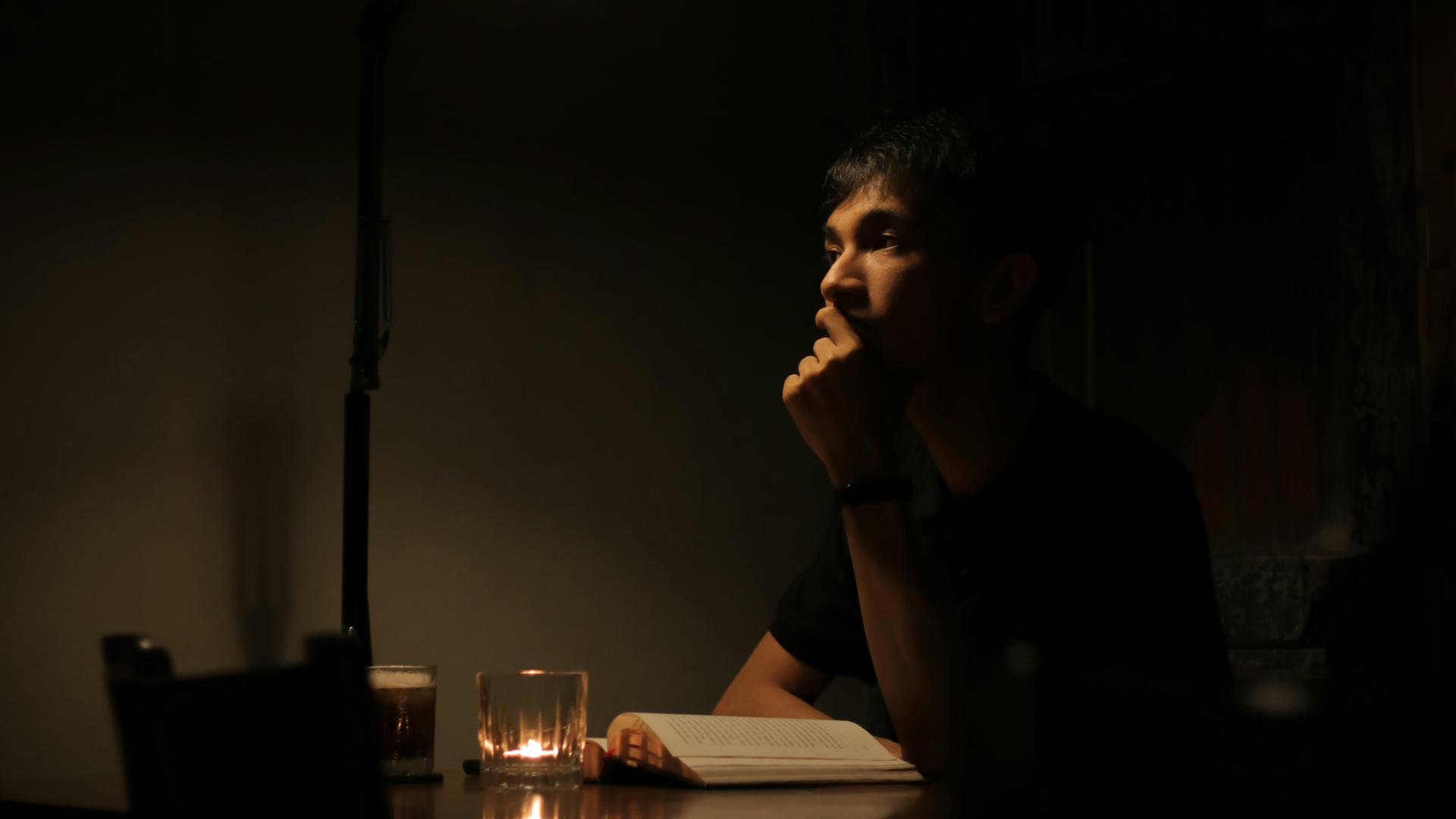 当情绪平稳，成为中年人最高称赞，我们到底在害怕些什么