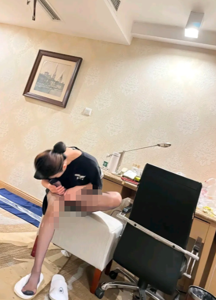 我去，这是什么癖好？大庭广众不尴尬吗