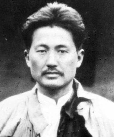 1977年，毛主席纪念堂落成典礼结束后，一老农民来到了粟裕家中探望。
粟裕看到对