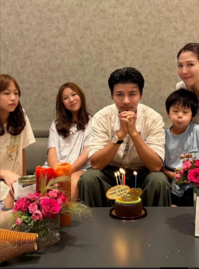 张晋过生日晒全家福了！

51岁生日当天，他和蔡少芬还有俩孩子贴贴比心，画面甜到