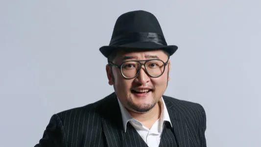 演员赵雷棋西双版纳摆摊刷鞋