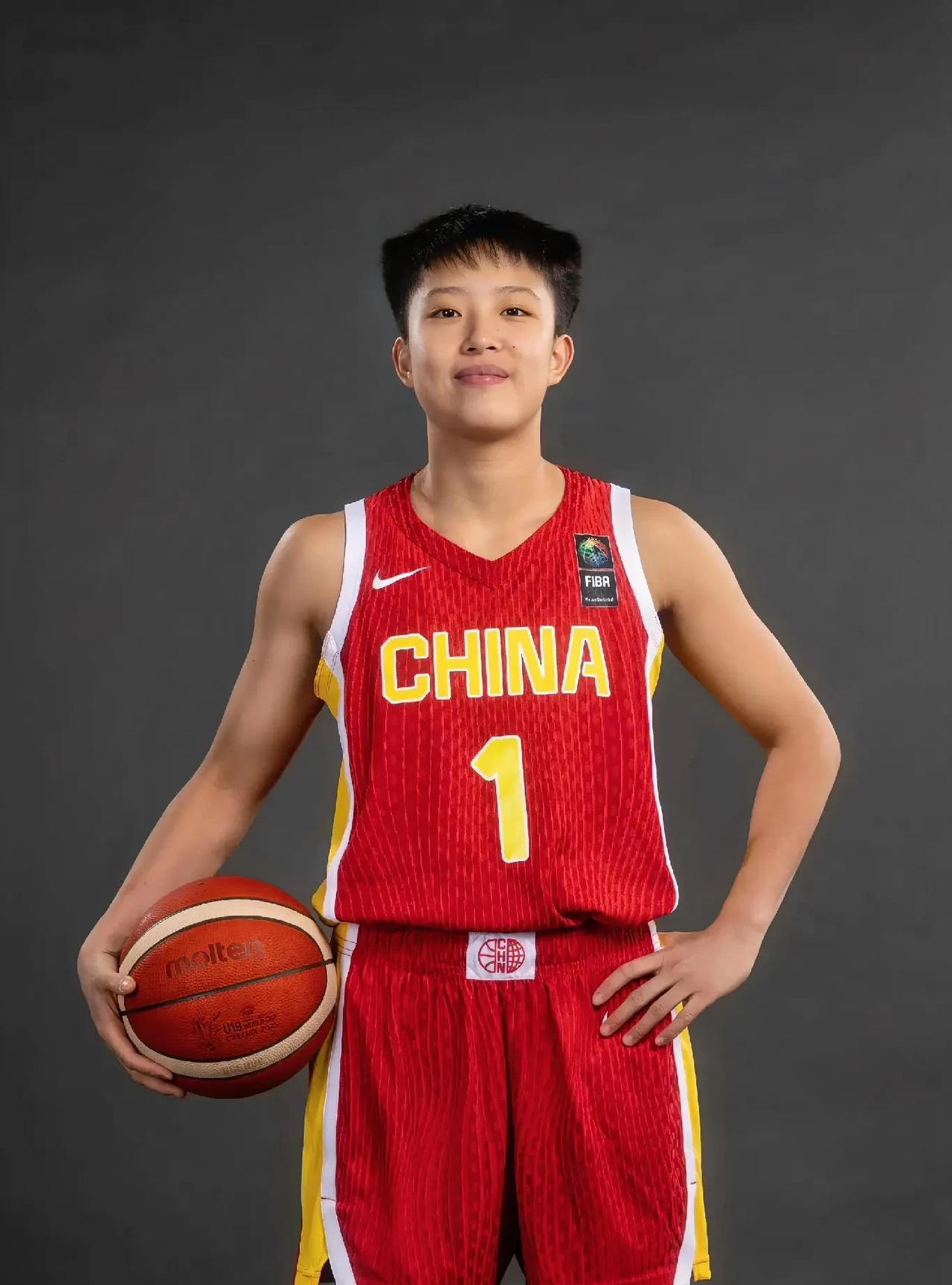 专门去查了一下
不查不知道，一查吓一跳！
没想到1.75米的冉珂嘉竟然
这么能抢