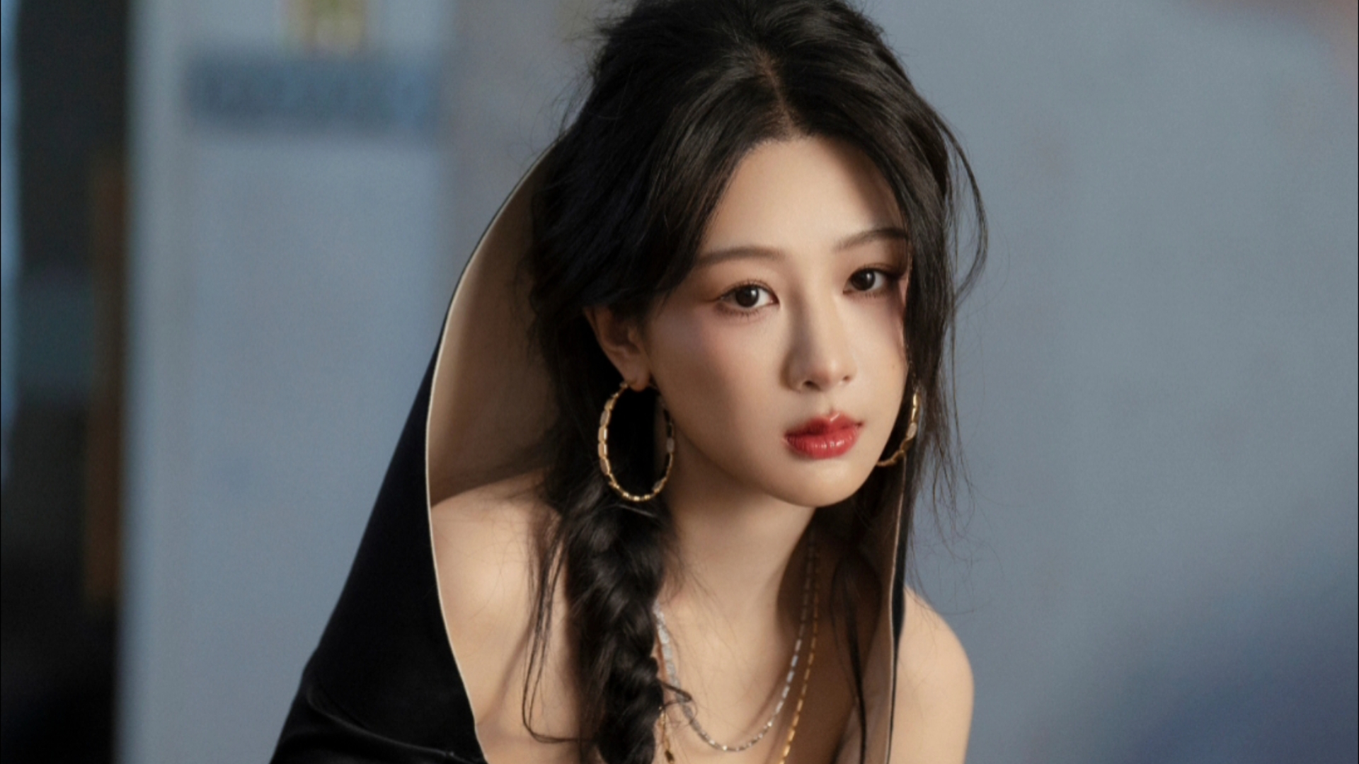 杨紫素颜live照曝光，真实面容引争议，是自信突破还是形象“冒险”