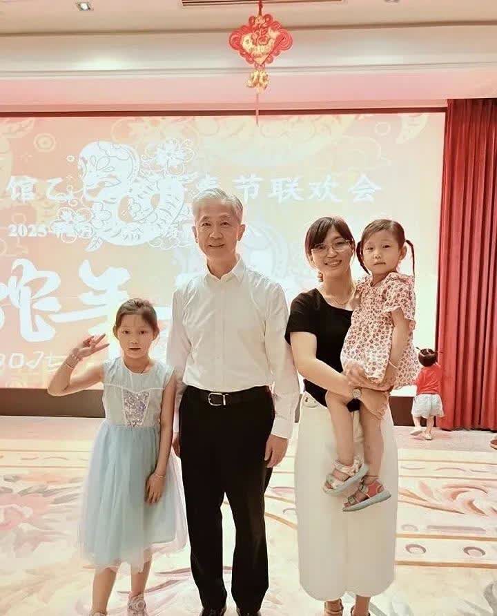 汪文斌的白发与身旁美女：外交背后的故事与神秘 