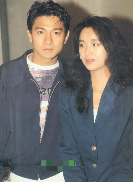 2004年，刘德华开演唱会，他将吴倩莲请到现场，单膝下跪向她求婚，却被吴倩莲无情