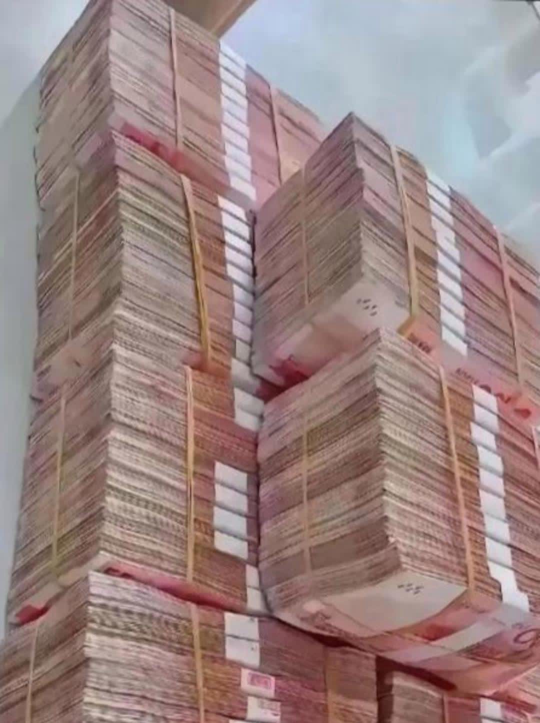 哈尔滨一位女士，本想存五年定期，结果变成了71年保险。840万，可不是个小数目！