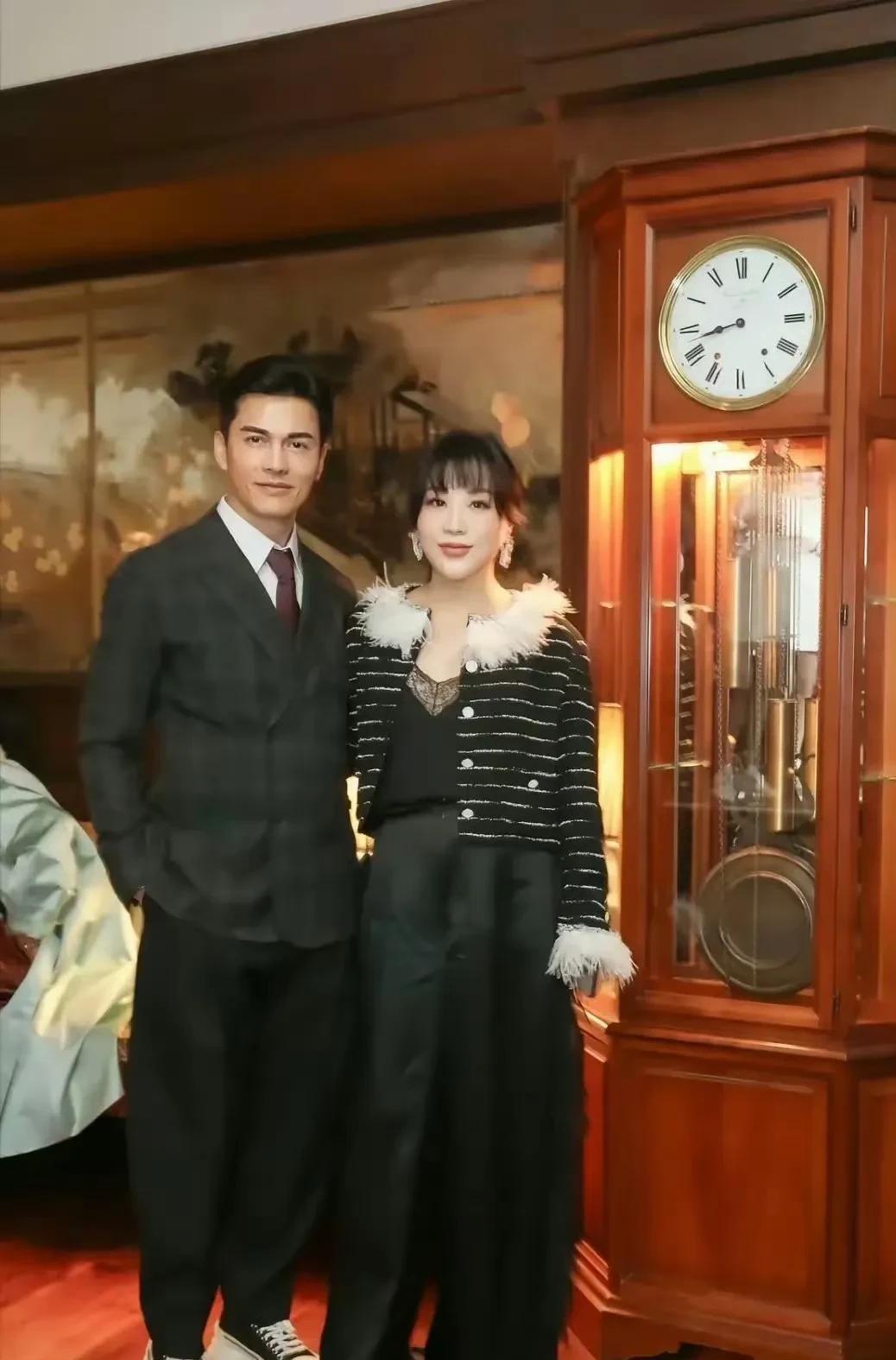 吕良伟和现任妻子杨小娟的合照，吕良伟出生于越南，后面迁居香港，也不知道有没有越南