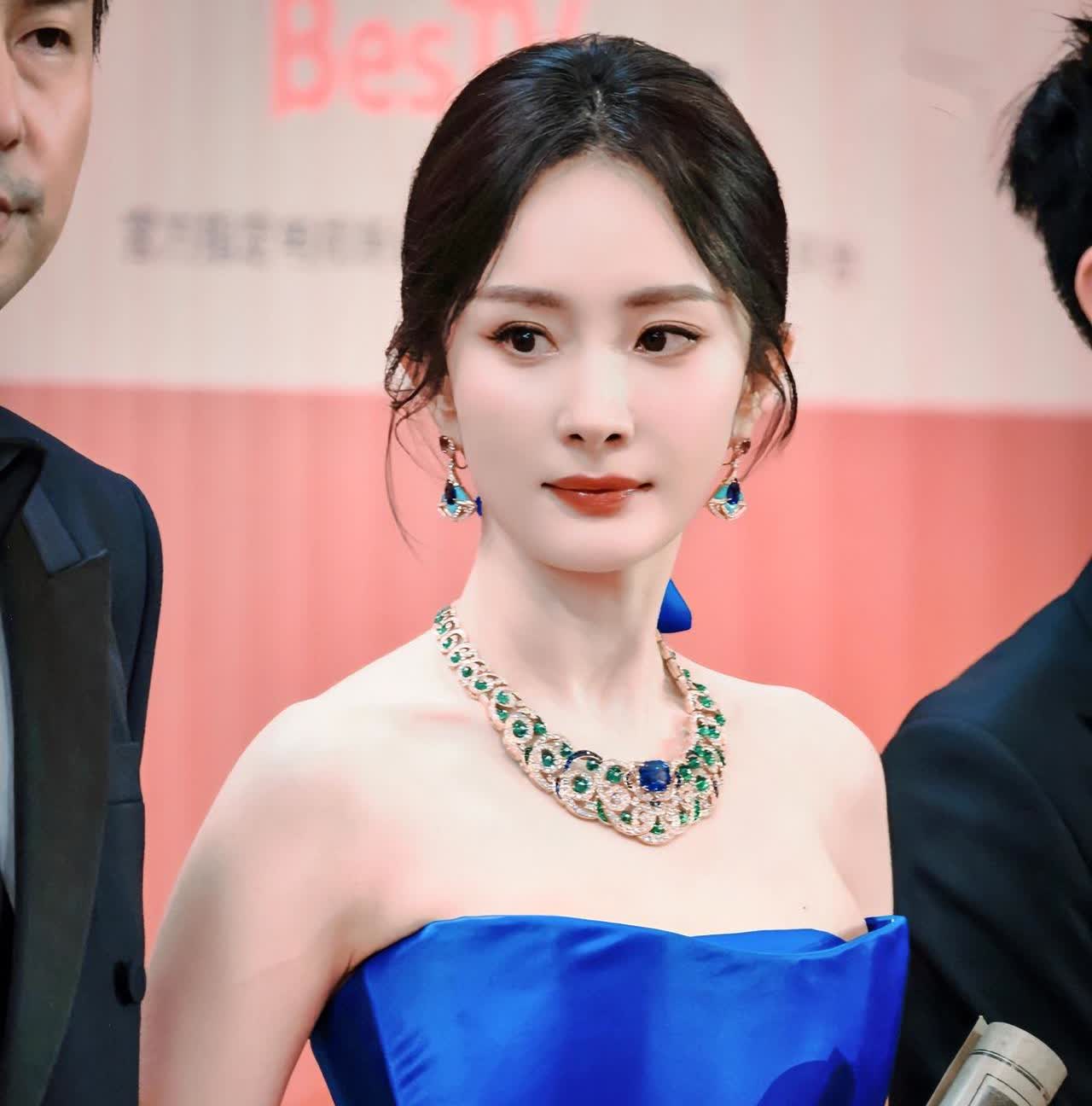 杨幂实在是让人佩服
要不说她混了娱乐圈这么多年呢

她是懂得怎么抓眼球，抓