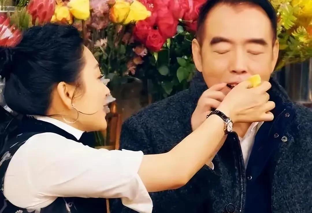 这是一张老照片，大美女许晴和导演陈凯歌在这干啥呀，是在投喂吗？
从照片上看，大美