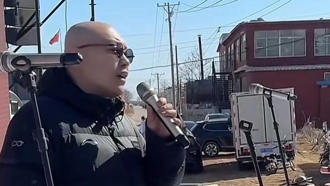 ​程野为奶奶举行隆重葬礼