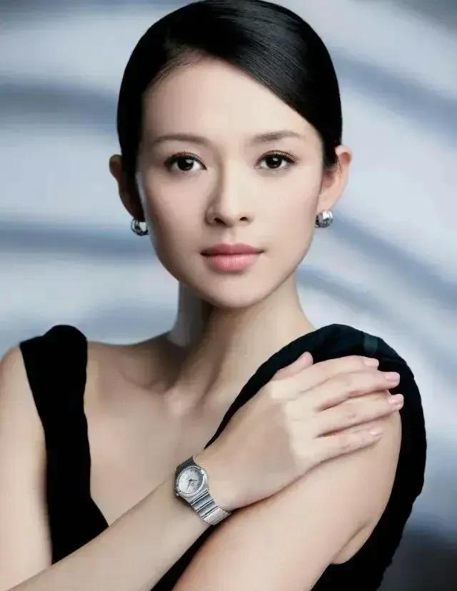 章子怡谈过的霍启山和Vivi ，都是顶级财阀豪门，后者还送了大钻戒订婚，想不明白