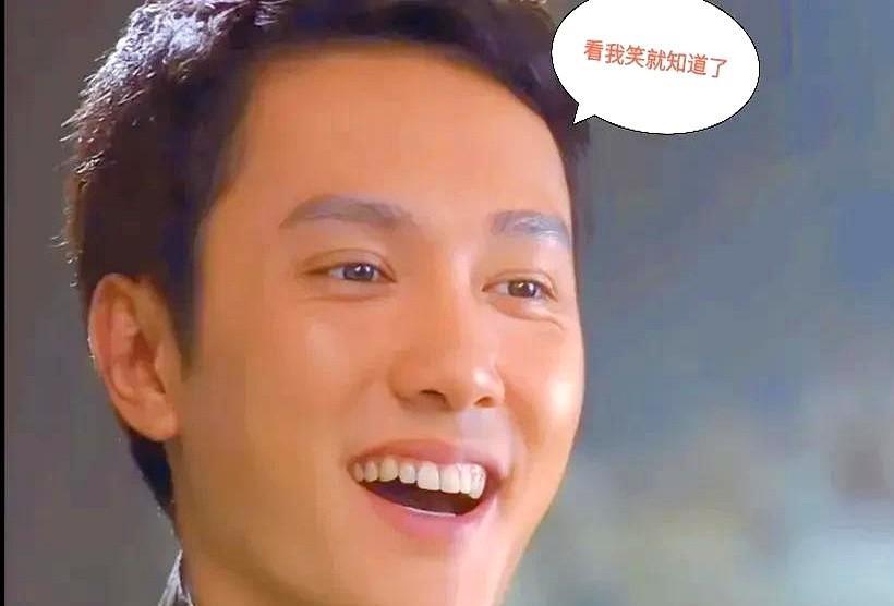 赵丽颖这波操作属实把粉丝拿捏得死死的。昨晚突然甩出九宫格片场照，白衬衫高马尾造型