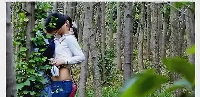 在一个阳光正好的下午，小明和小丽手牵手漫步在郊外的小树林中。他们享受着大自然的宁