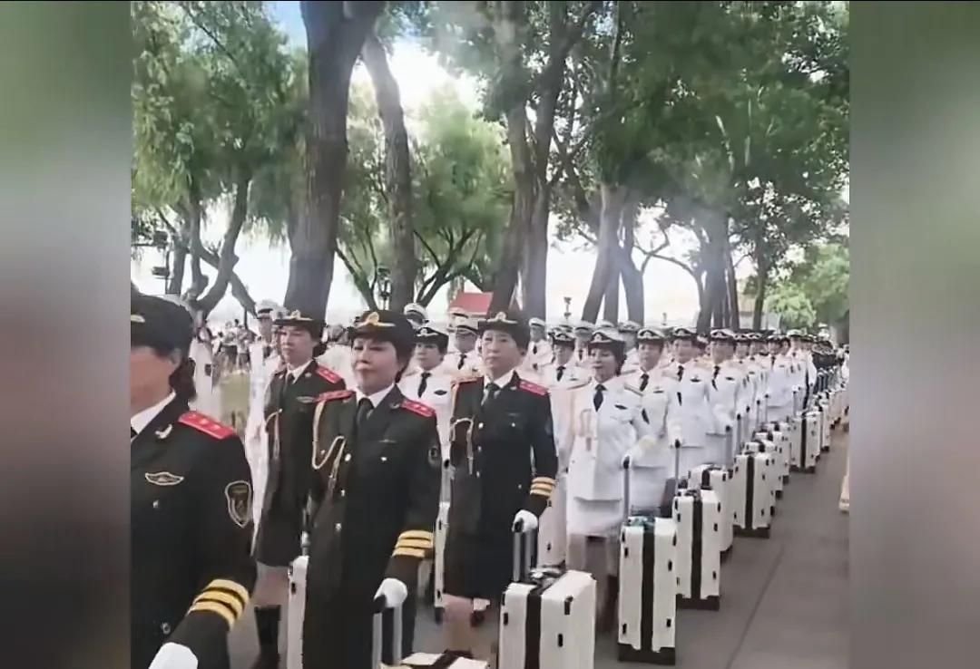暴走团统一换装了，这装备不知道消费了多少退休金，养活了多少利益群体！大妈们，该消