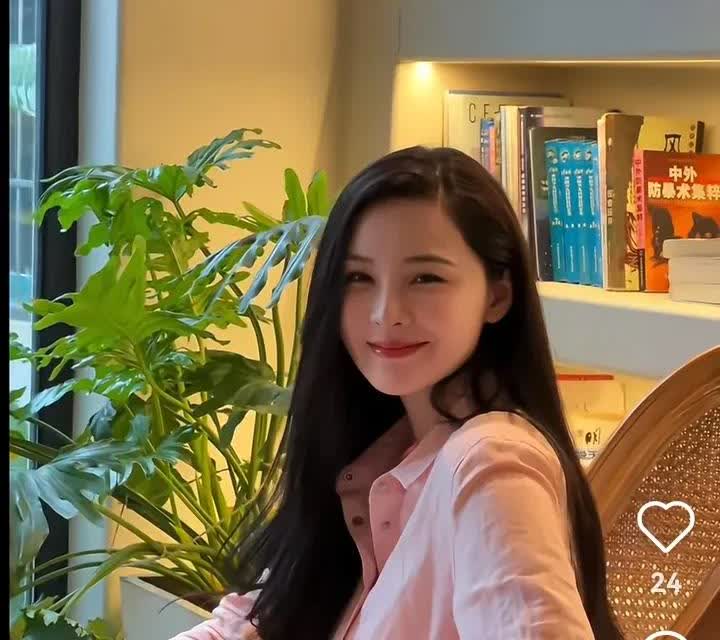 张颖颖海南房子内外景曝光，鸟语花香，挺漂亮的。
张颖颖被爆在3月已带一家8口人
