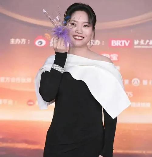 本以为李雪琴走搞笑路线，礼服造型会“翻车”，没想到这次又被夸瘦了！ 礼服一穿，身