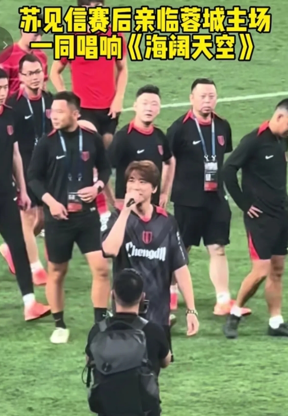 胡荷韬太难过啦，赛后独自面无表情、一声不吭。别人鼓掌时，他欲哭无泪，一动不动，看