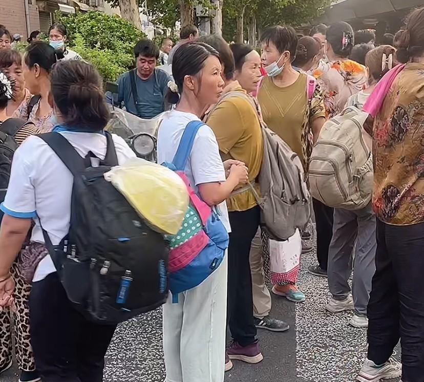 今天是7月29日，这是山东济南劳务市场，找工作的场景。
清晨五点多，这里早已是人