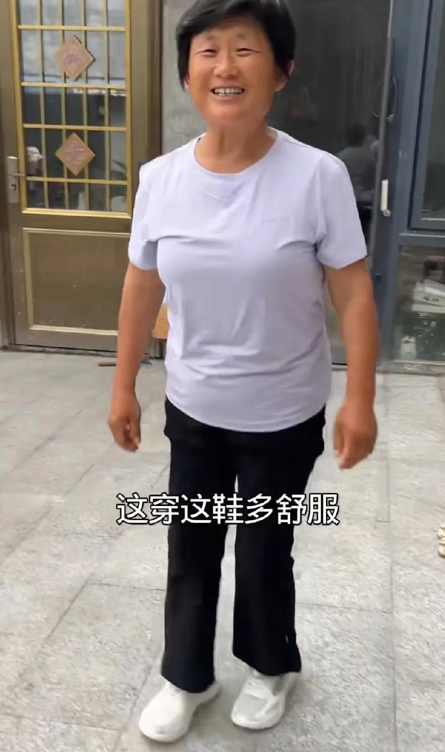 鹏妈大嫂又要开始带货了，网友说：这次带货不简单呀………
鹏妈大嫂一家自从首次带货